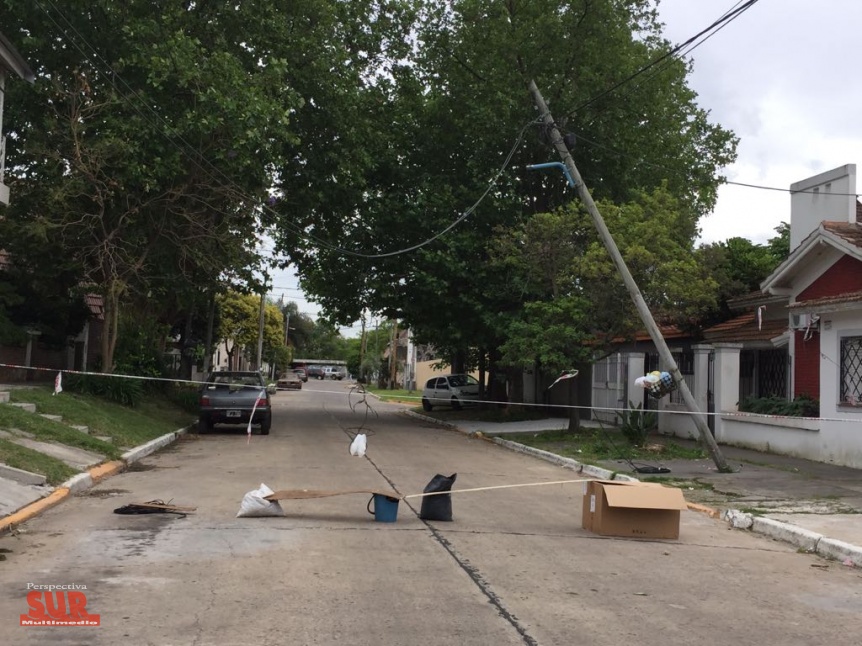 Poste a punto de caerse en Bernal: Vecinos cortaron la calle