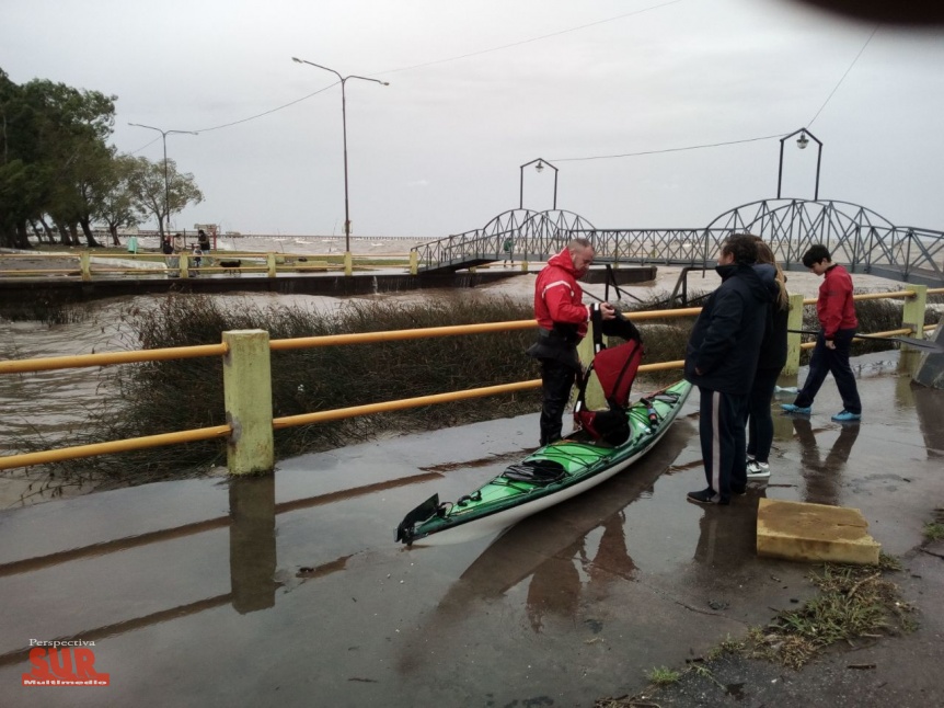 Rescataron a kayakista atrapado en la sudestada