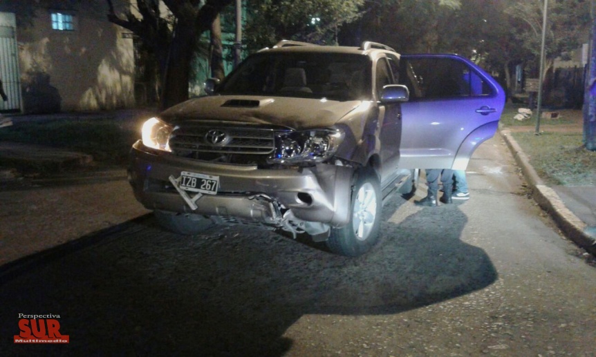 Una pareja de motociclistas en grave estado tras chocar con una Toyota