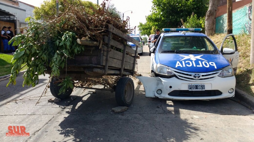 Un carro choc con un mvil de Polica Local y volc en Quilmes Oeste