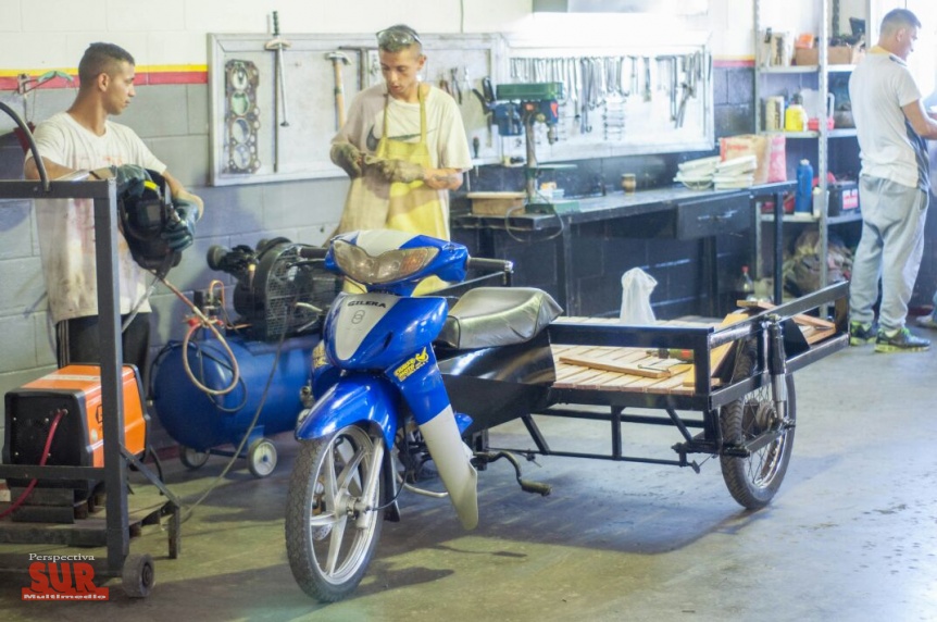 Presos de Florencio Varela construyeron un motocarro para cartoneros de Quilmes