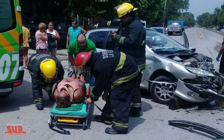 Una mujer fue hospitalizada inconsciente tras chocar con una camioneta