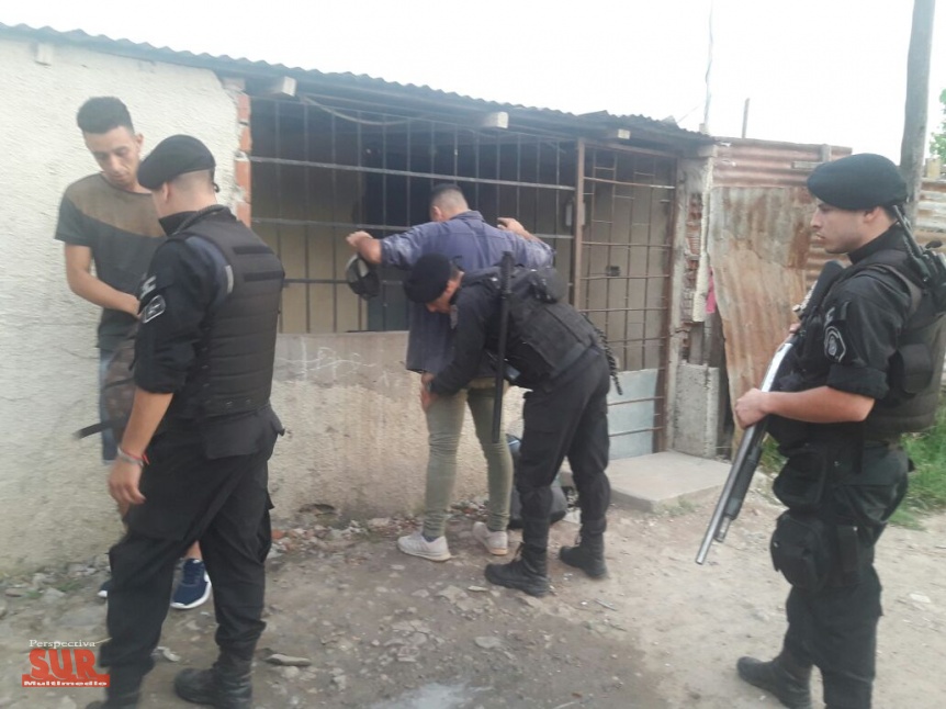 13 aprehendidos y secuestro de drogas, autos y motos en Villa Itat