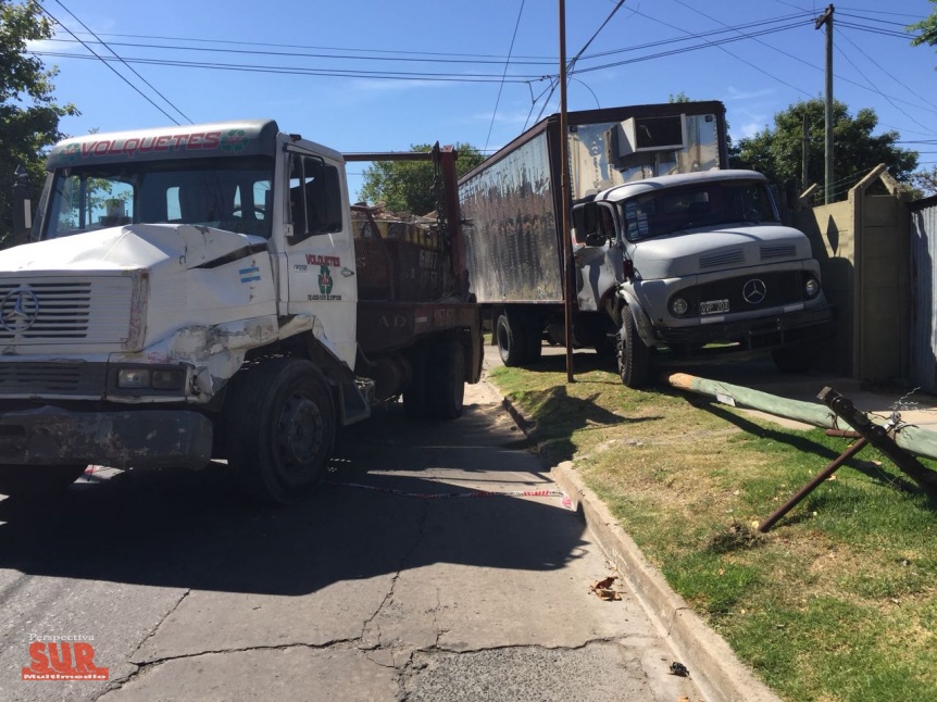 Dos camiones chocaron en una esquina de barrio en Bernal Este
