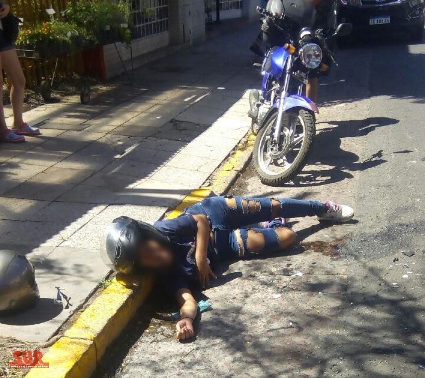 Joven motociclista fuertemente golpeada al ser embestida por un auto
