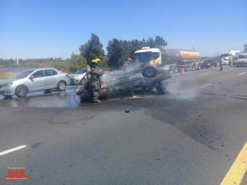 Murieron dos personas al volcar e incendiarse su auto en la Autopista