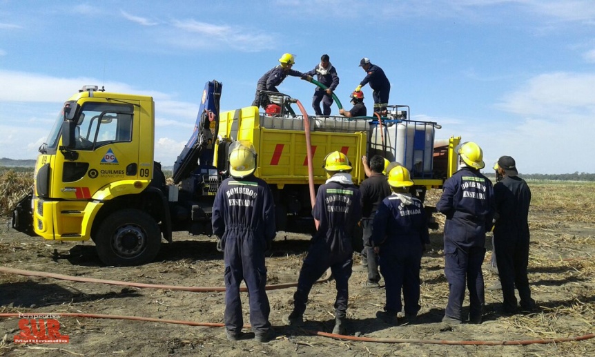 Bomberos y Defensa Civil de Quilmes siguen colaborando en el incendio de Punta Lara