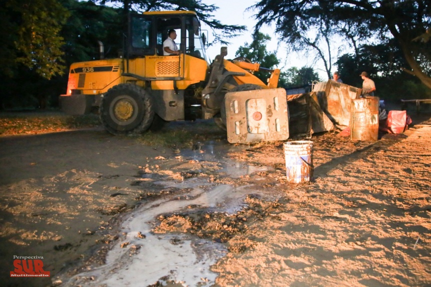Gran operativo de limpieza en el Parque Pereyra tras el hallazgo de residuos industriales