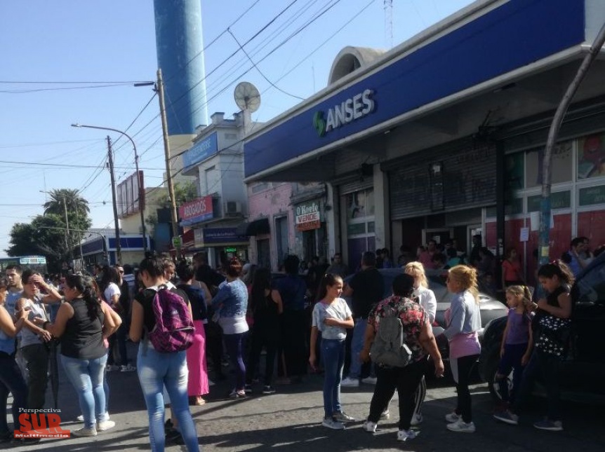 Manifestacin de cooperativistas en el ANSES Quilmes por recorte de planes