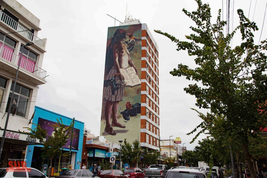Reconocida muralista pint en el centro de Berazategui
