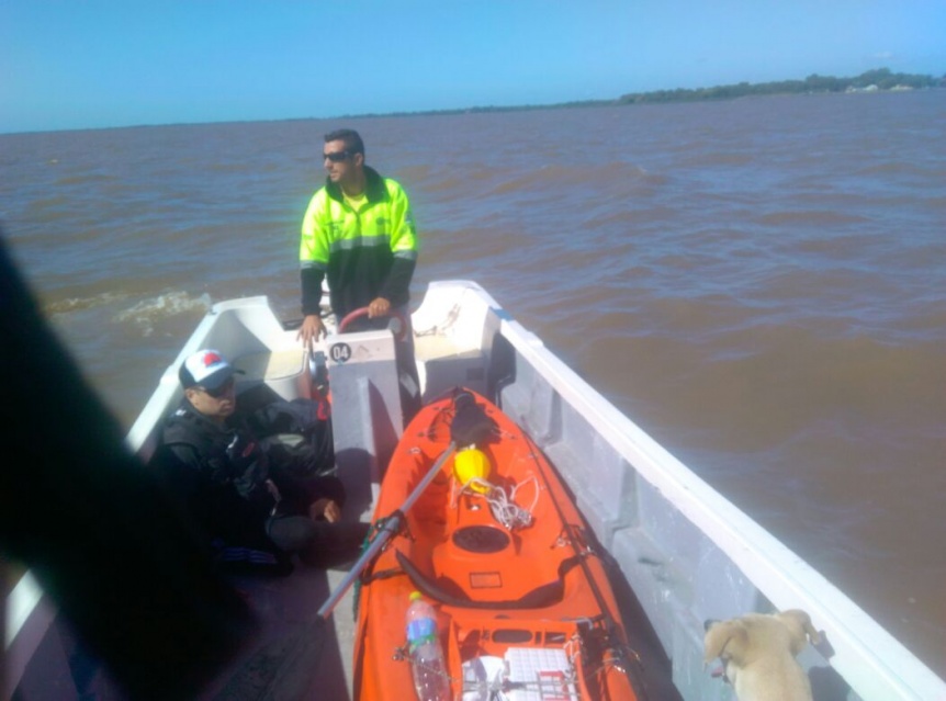 Guardavidas rescataron a kayakista que se descompuso en el ro