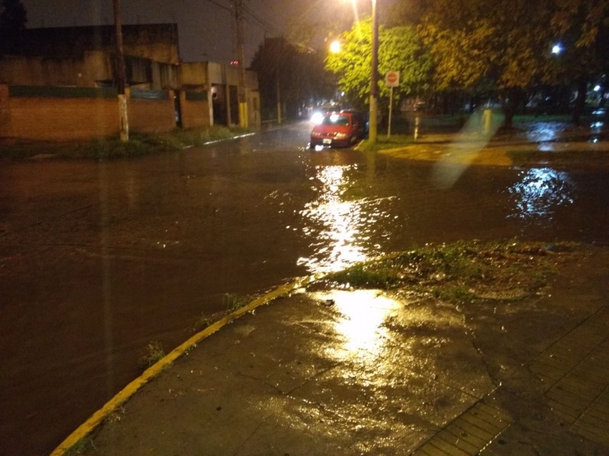 Reclamo por una calle de Ezpeleta se inunda por sumideros tapados