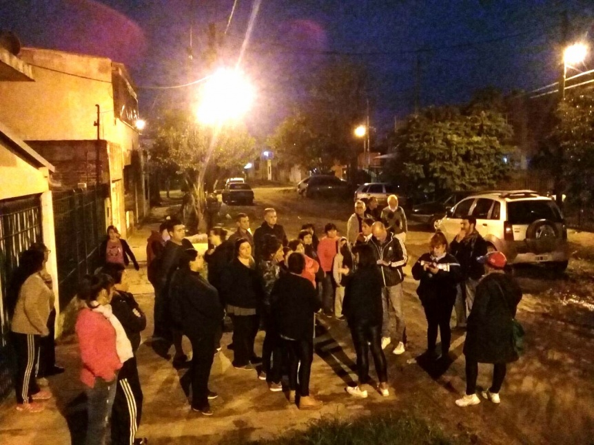 Protesta  de vecinos contra la instalacin de una antena ilegal en el barrio La Paz