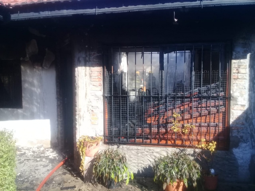 El fuego devor dos habitaciones de una vivienda en Bernal