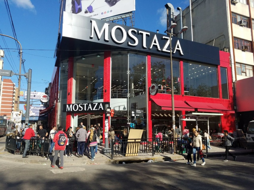 Abri el local de comidas rpidas Mostaza en Quilmes centro con gran repercusin