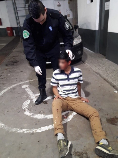 Asaltantes golpearon a un joven en la cabeza para robarle en Quilmes Oeste