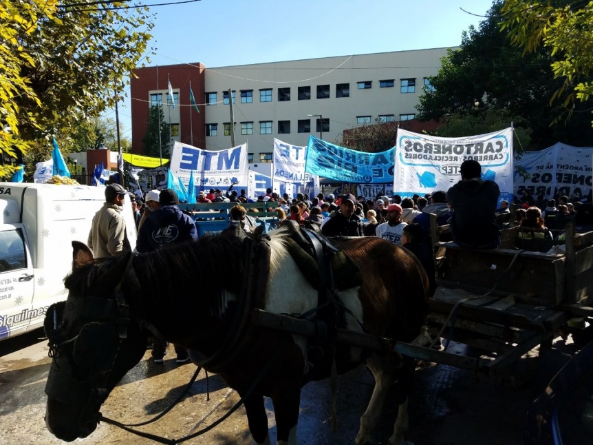 Ruidosa protesta de carreros frente al Municipio de Quilmes