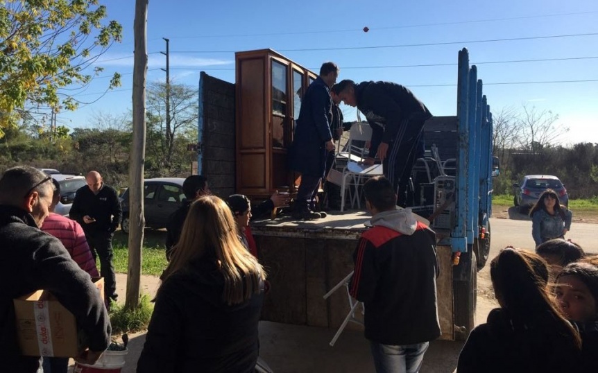 Internos de la crcel de Olmos restauraron mobiliario escolar para escuelas platenses