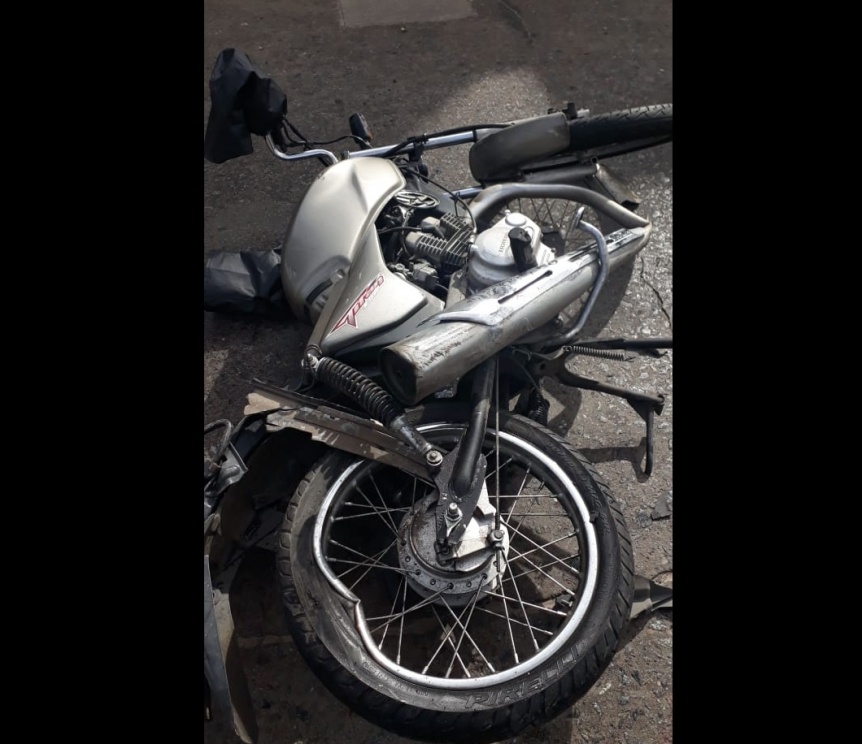 Fuerte choque en Bernal: Un motociclista se fractur ambas piernas