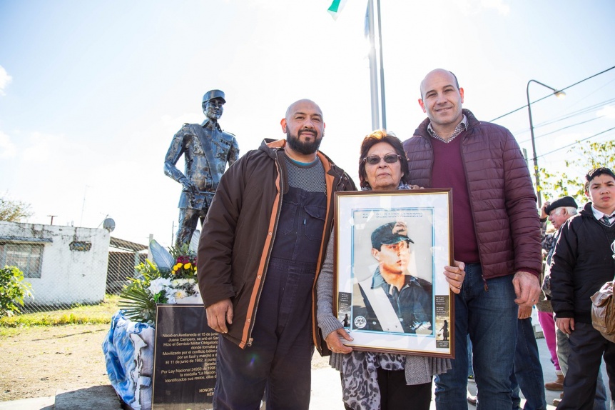 Se inaugur un monumento al soldado quilmeo Luis Alberto Daz en una plaza de Solano