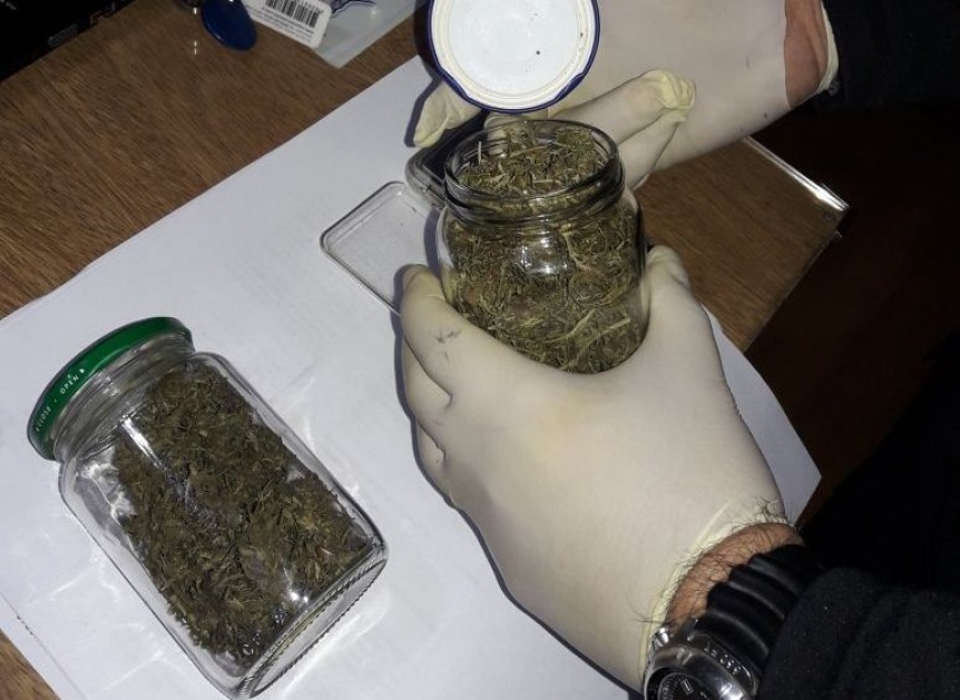 Incautan dos frascos con marihuana a un paraguayo en Itat