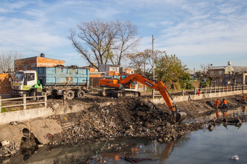 Nuevos operativos de limpieza y saneamiento en el arroyo Las Piedras