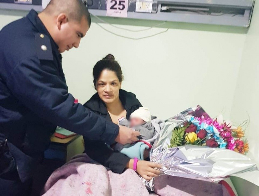 Poliparteros ayudaron a dar a luz a dos mujeres en una comisara de Varela