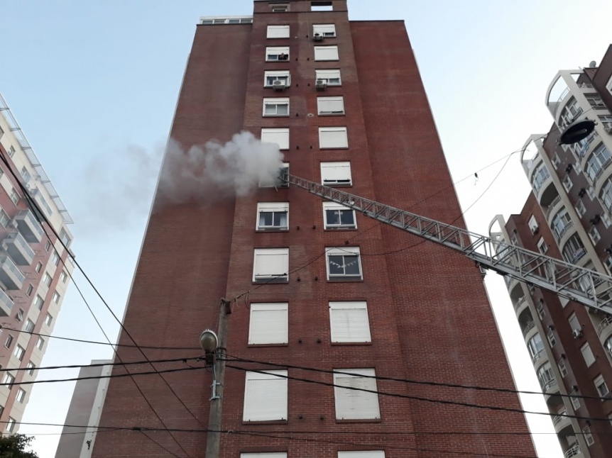 Incendio en el sexto piso de una torre en Bernal