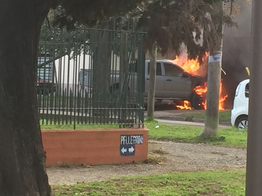 Una camioneta se prendi fuego dentro de una casa en Quilmes Oeste