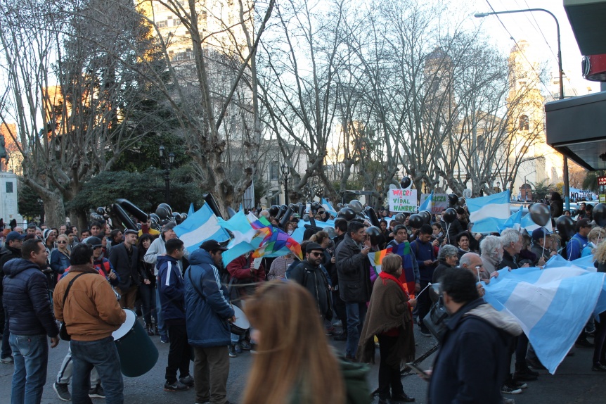 Marcha opositora en el centro de Quilmes 