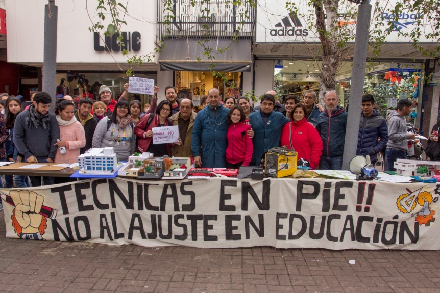 Escuelas tcnicas de Berazategui manifestaron contra el recorte de horas de clase