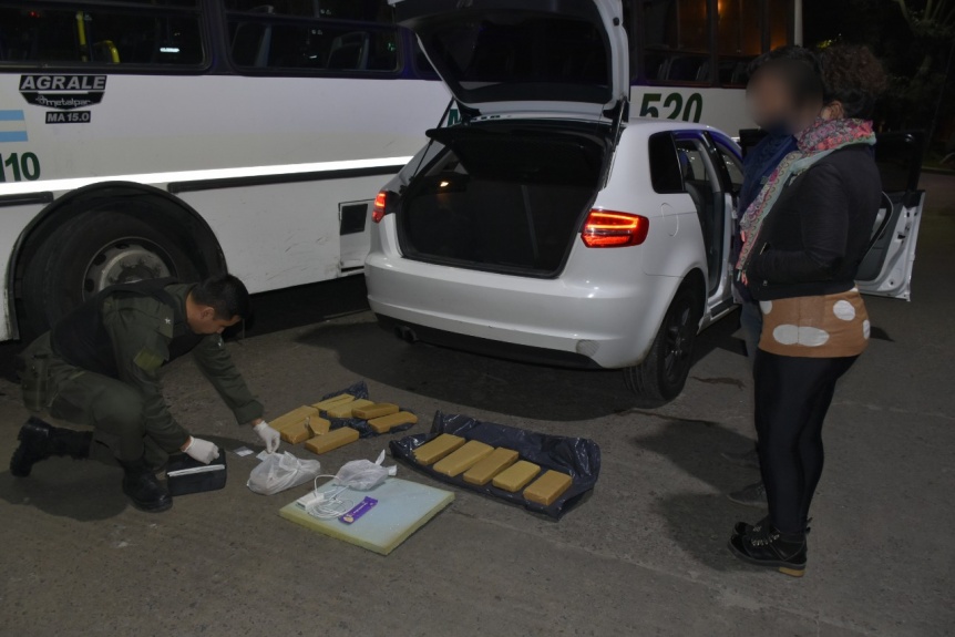 10 kilos de droga, 70 mil pesos y dos detenidos en Villa Diamante