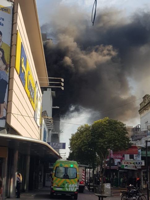 Se incendi el segundo piso del edificio Movistar en Quilmes centro