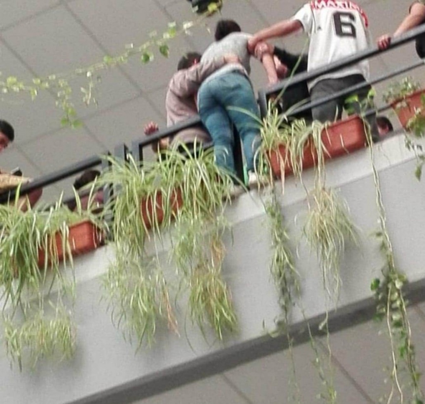 Mujer fuera de s amenaz con arrojarse del segundo piso de la Municipalidad