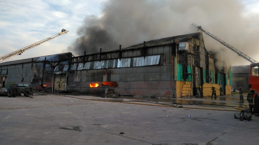 Devastador incendio devor un galpn del Parque Industrial