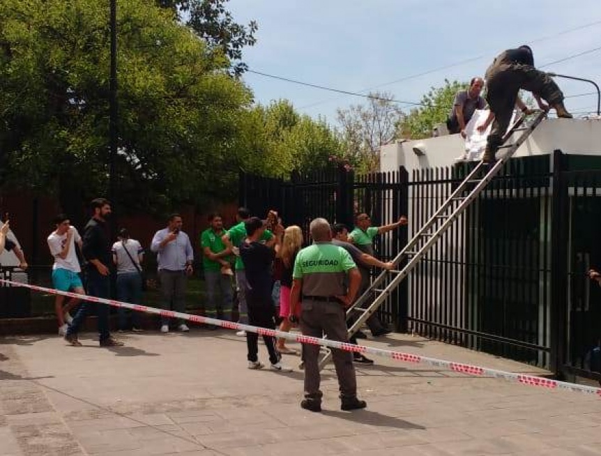 Mujer amenaz con saltar desde un cajero de la Municipalidad de Quilmes