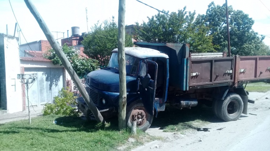Chocaron dos camiones en Quilmes Oeste: Un chofer result herido
