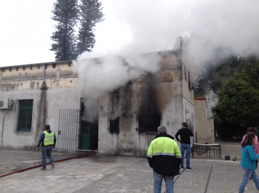 Incendio dentro de un sector del Colegio Nacional de Quilmes
