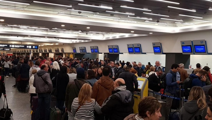Ya son ms de 30.000 los pasajeros afectados por la cancelacin de 243 vuelos