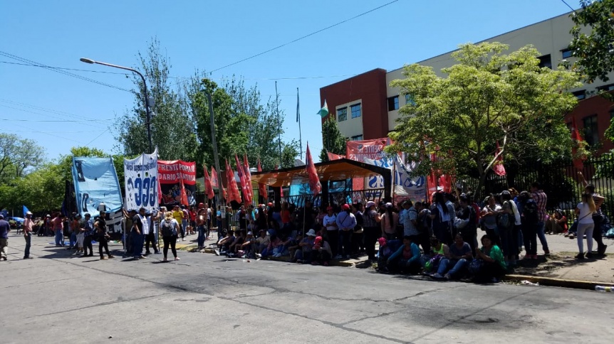 Organizaciones sociales volvieron a manifestarse frente al Municipio