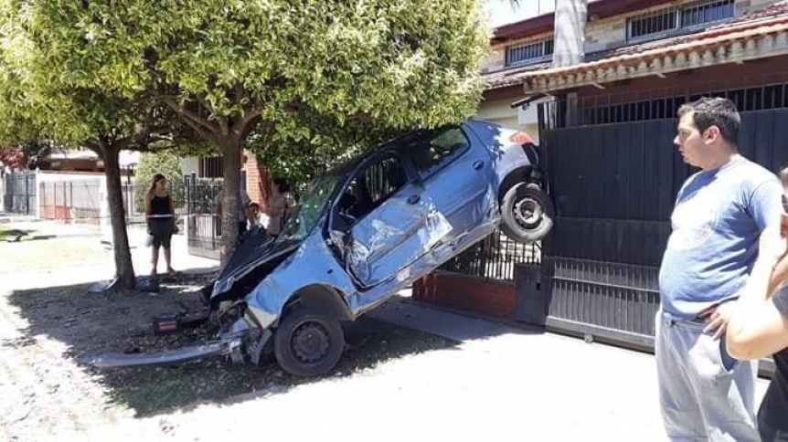 Tres jvenes heridos tras incrustar su auto contra un rbol y una casa