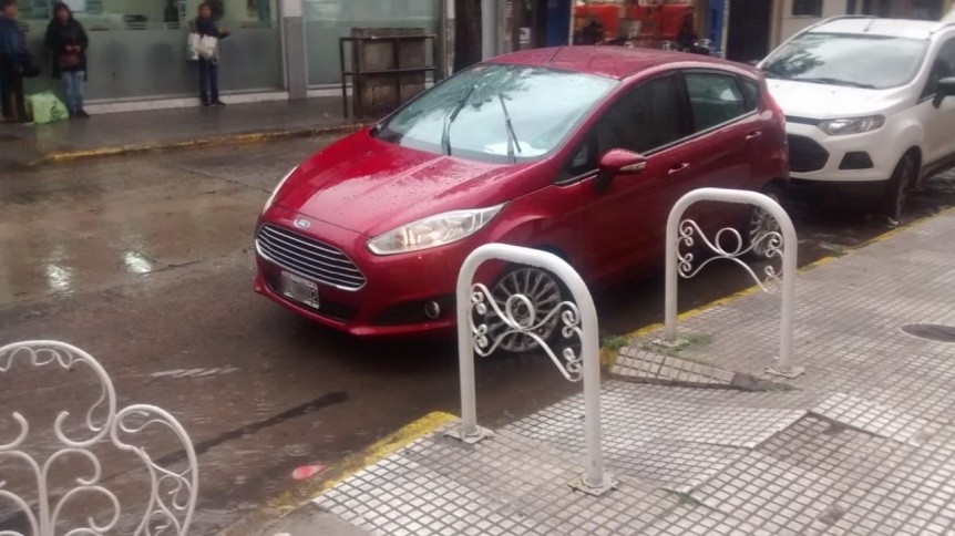 Escrachan a vehculos que estacionaron en rampas de discapacitados