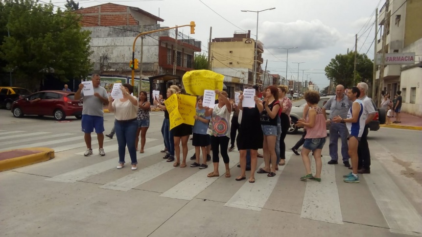 Vecinos protestaron por los problemas de luz en varias cuadras de Av. Mitre
