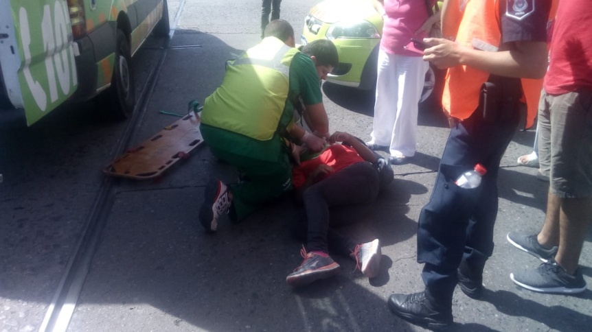 Joven fue atropellada por un auto en el centro de Quilmes
