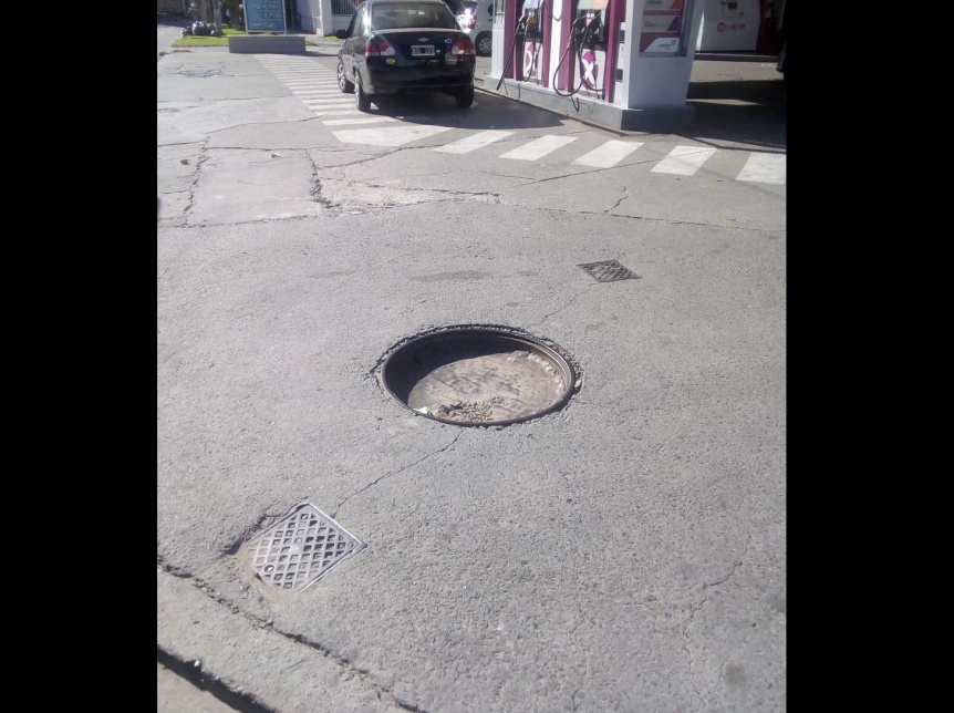 Vecino advierte que falta una tapa en una avenida de Bernal