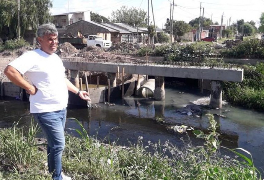 Di Giuseppe propone canalizar los arroyos del distrito y elevar el puente de calle 816