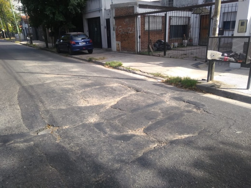 Vecino advierten peligro por un enorme bache en Quilmes centro