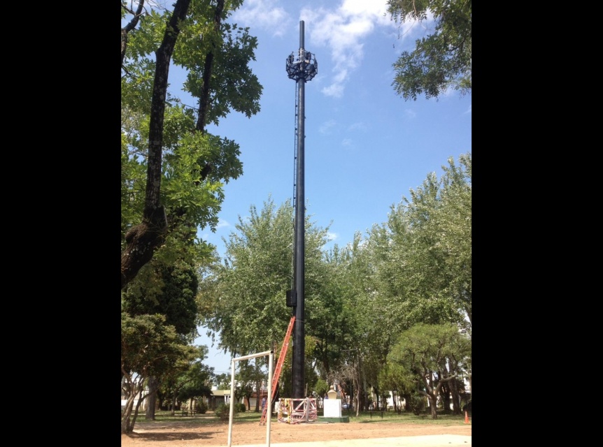 Vecinos denuncian la instalacin de una antena en una plaza pblica, frente a una escuela