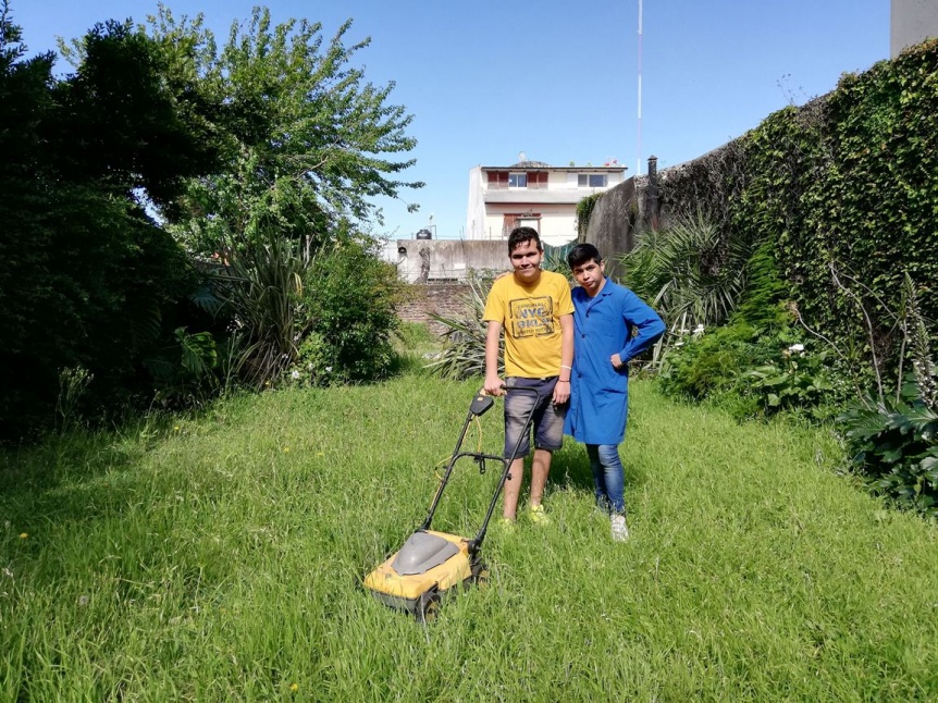 Jvenes de una escuela especial de Quilmes centro ofrecen servicios de jardinera