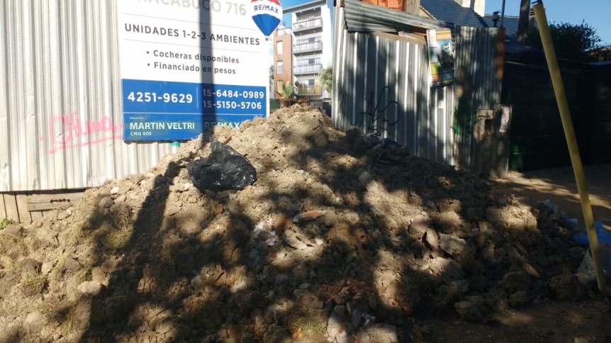 Vecino molesto porque obra arroja escombros sobre la vereda
